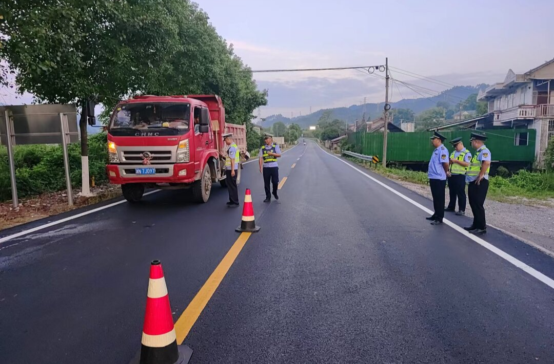 芷江：异地联合执法行动严“治超”