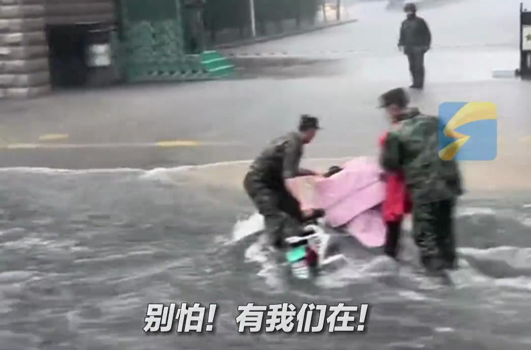 ​【暴风雨中他们坚守在一线 】7月28日，山东济南，雨中他们一次次奔向人民最需要的地方！人民子弟兵给的安全感，满满当当的！