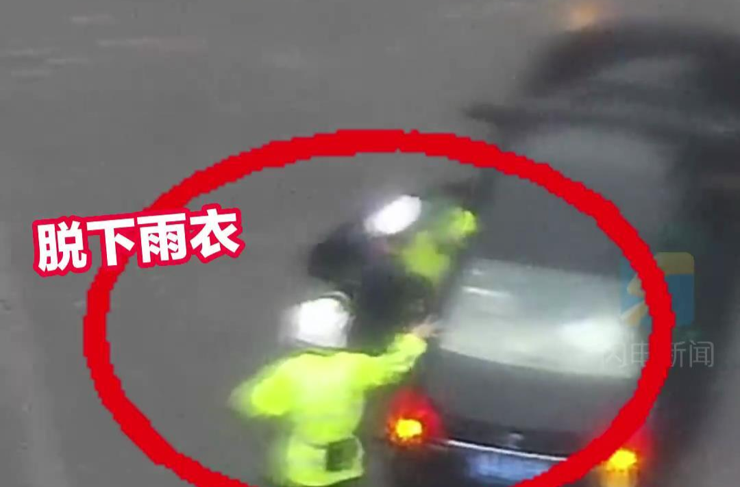 【暴风雨中他们坚守在一线】你脱下雨衣的样子真帅！六个月婴儿坐车深陷水中 济南交警合力救助