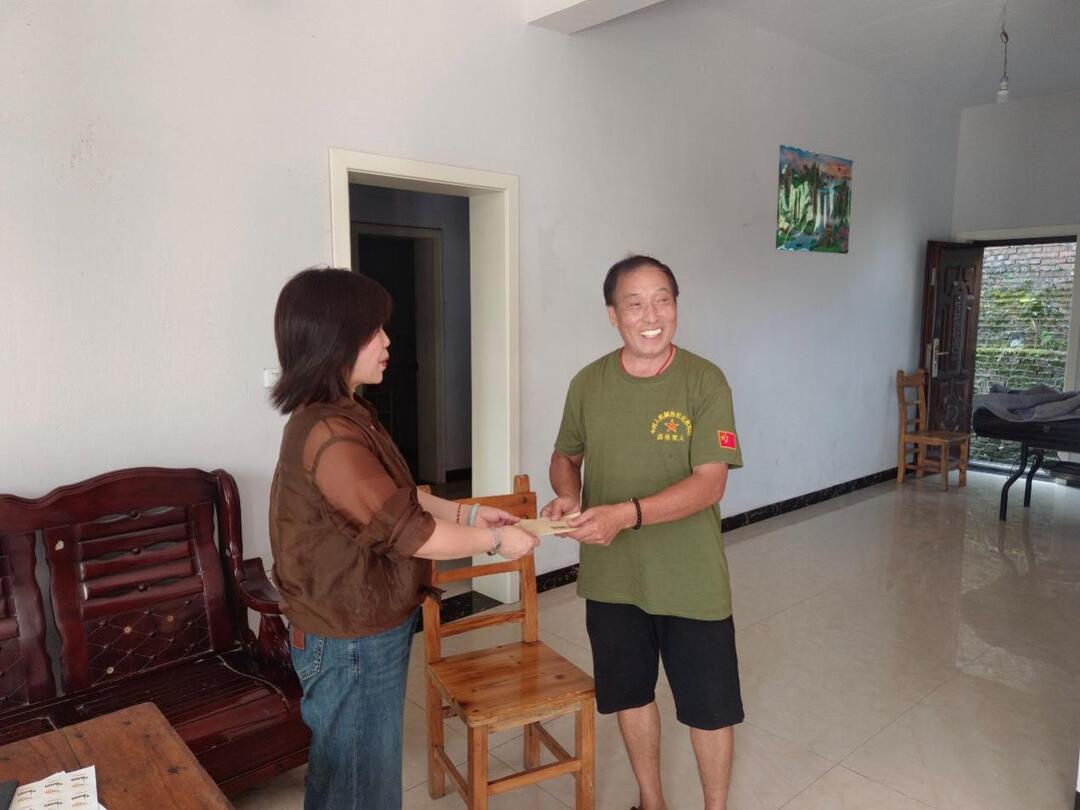 芷江东门口小学：“八一”走访慰问，情暖退役军人教师