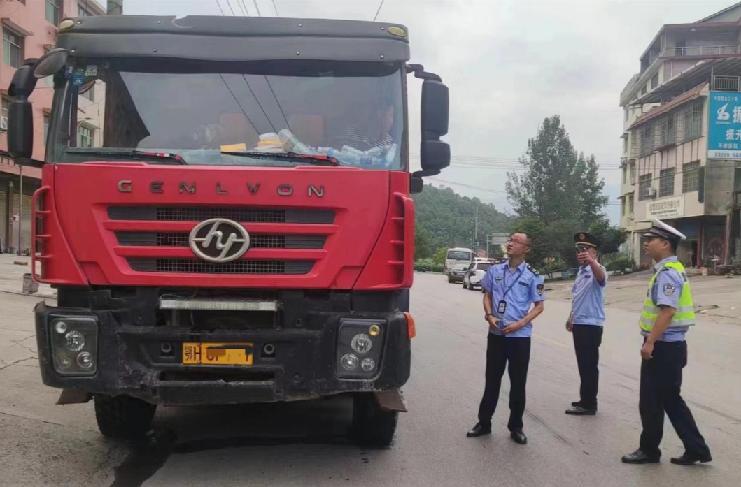 重拳出击！芷江公安交警开展货运车辆专项整治行动