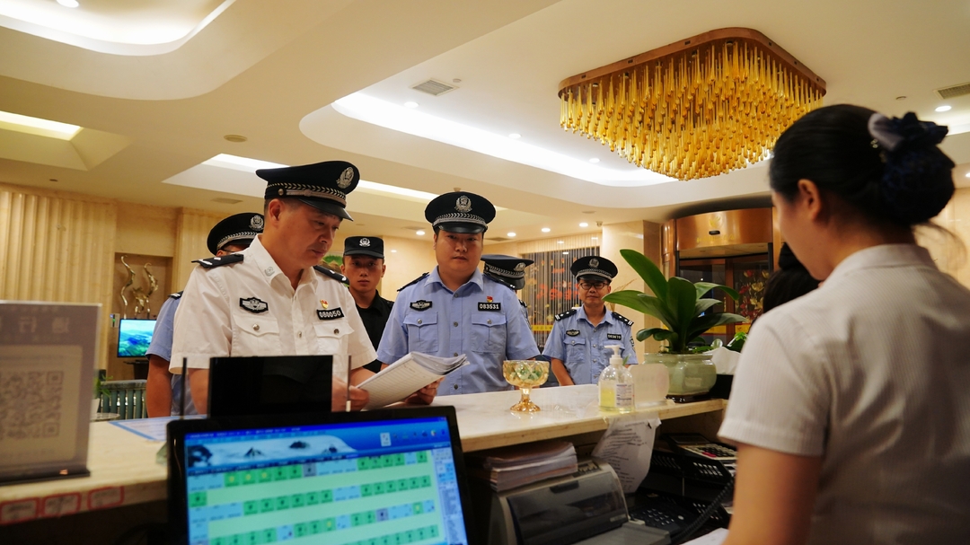 当好“守夜人” 点亮“平安灯”！芷江公安开展夏夜治安巡查宣防第二次集中统一行动