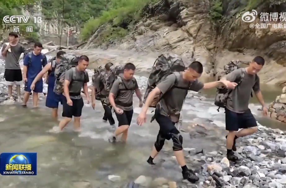 【党旗在基层一线高高飘扬】翻山越岭 通信兵架起“生命线”