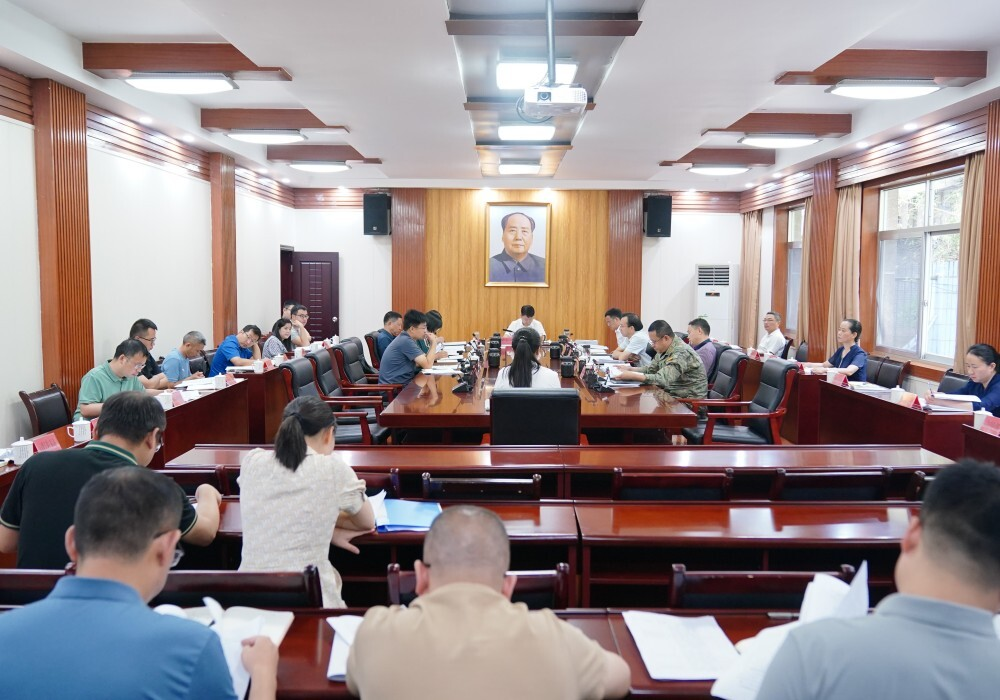 县委常委会召开会议 梁志平主持