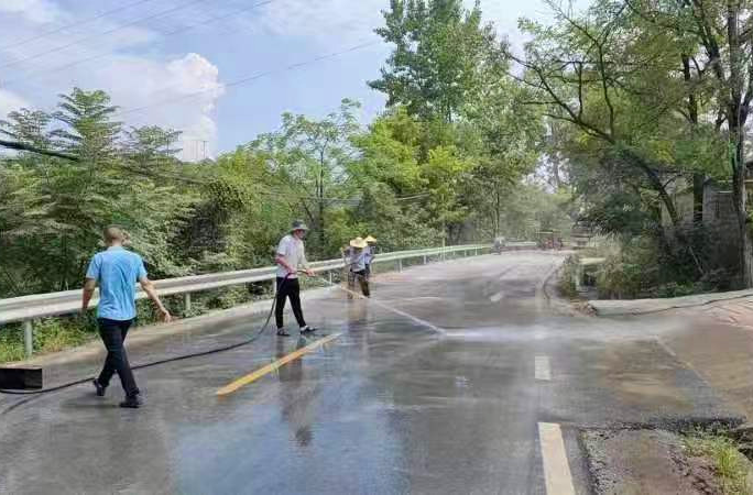 芷江公路建设养护中心紧急处置货车漏油事故