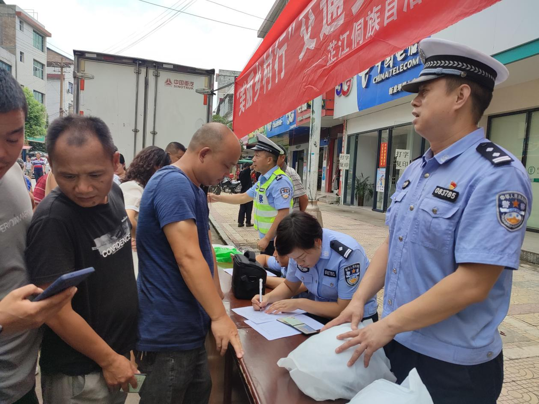 打好安全生产翻身仗丨芷江交管中心：赠头盔 护平安 把安全“戴”回家