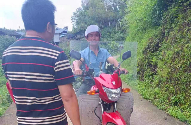 打好安全生产翻身仗丨洞下场乡持续开展“一盔一带”道路交通安全整治行动