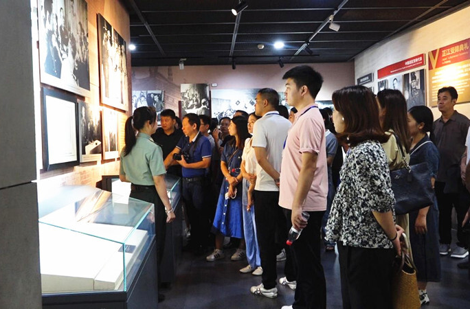 湖南省各市州教育局新闻专干、通讯员在芷江受降纪念馆开展现场教学活动