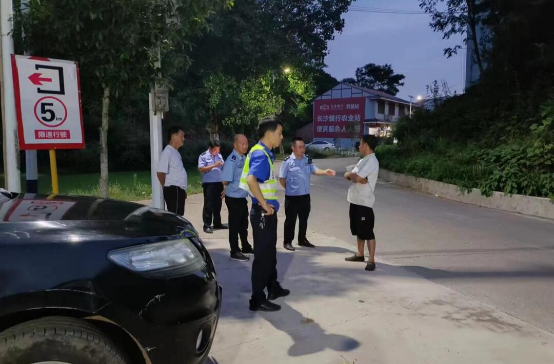 晓坪乡：巧用“赶集日”开展道路交通联合整治行动