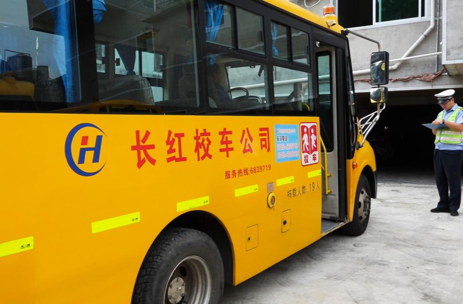 芷江交警严把校车“体检关” 护航“开学季”