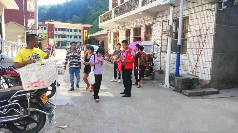 罗卜田乡：开学报到日 道路交通安全劝导“忙”