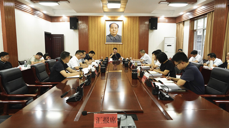 县委常委会召开会议 梁志平主持