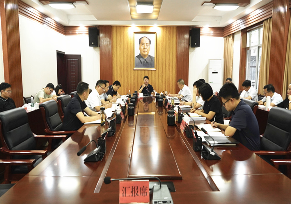 县委常委会召开会议 梁志平主持