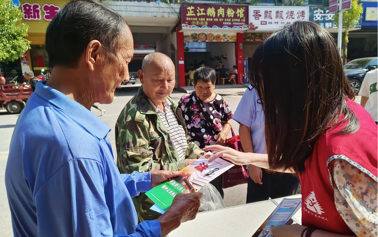 新店坪镇：宪法宣传进乡镇 尊法学法助振兴