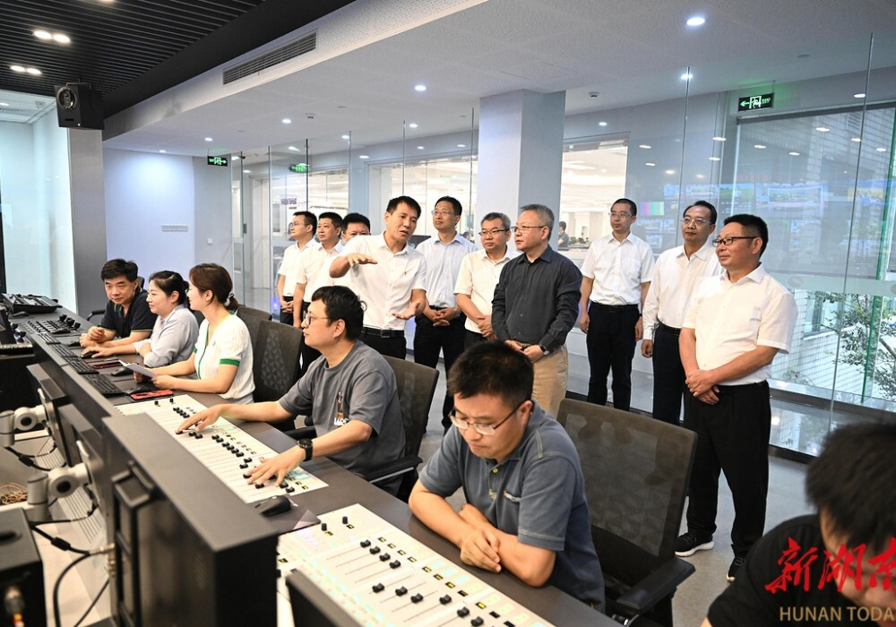 沈晓明在省直主要新闻媒体调研