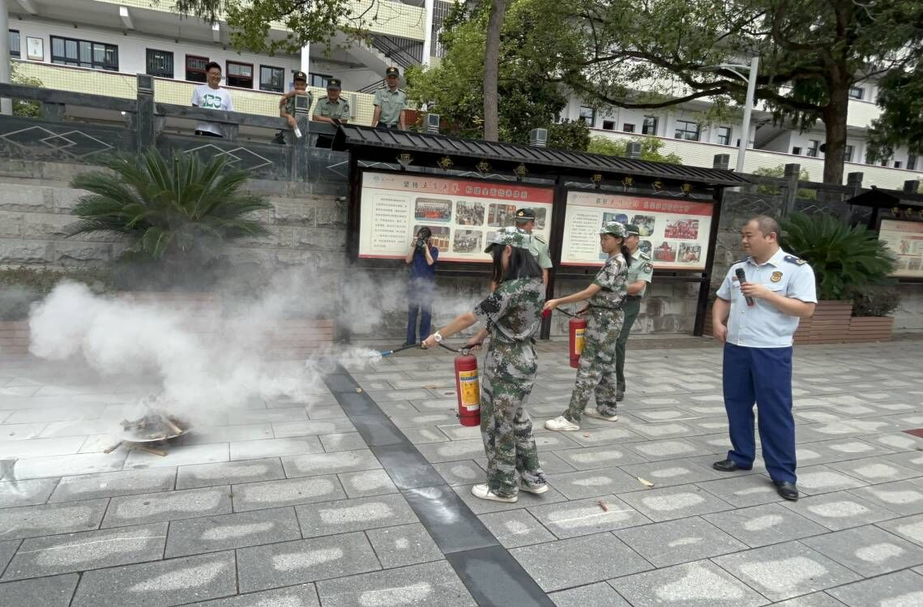 芷江消防救援大队走进芷江一中开展消防宣传进军训活动