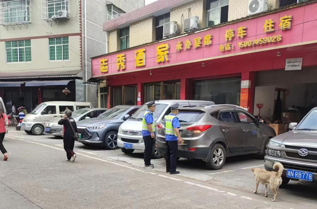 打好安全生产翻身仗丨罗卜田乡开展规范集镇街道车辆停放秩序工作