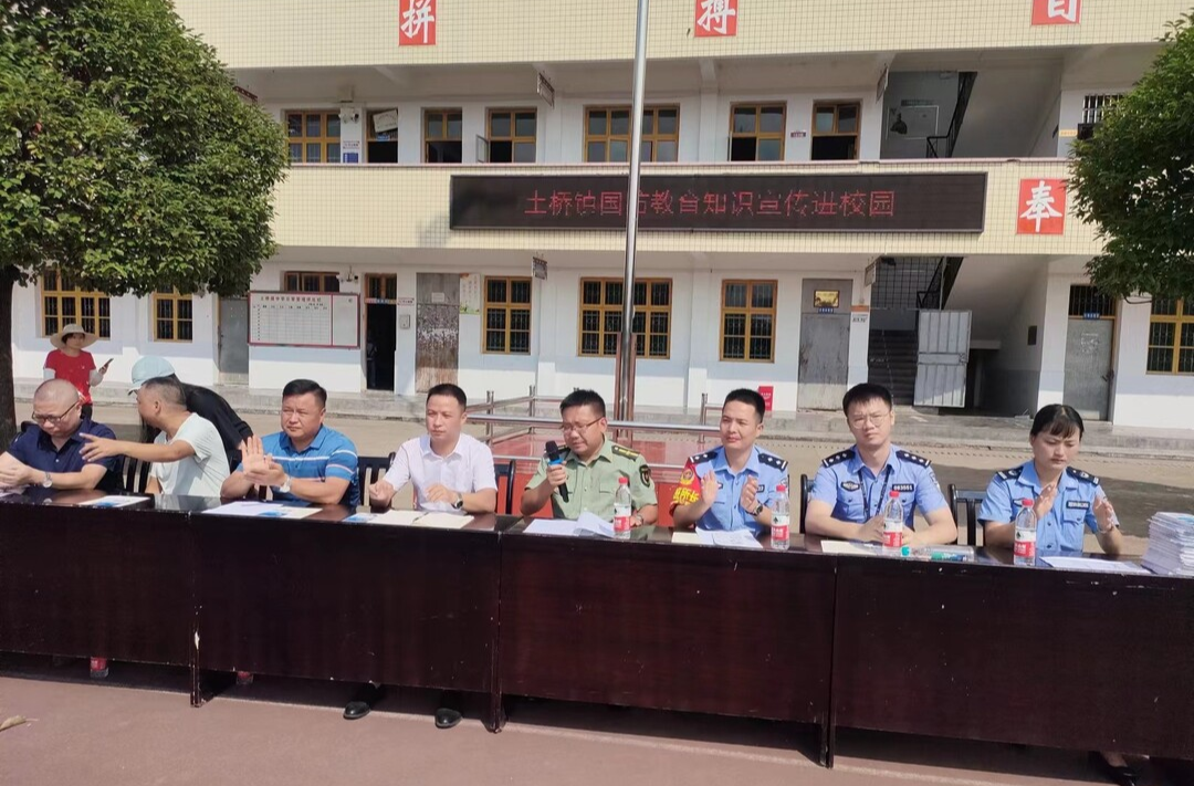 土桥镇：国防教育进校园 点燃学生“强军梦”