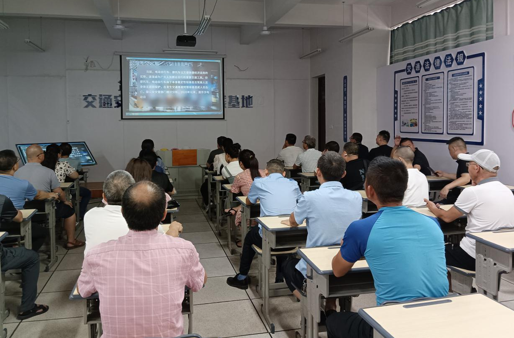 芷江应急加强自身“充电”   强化交通安全警示教育