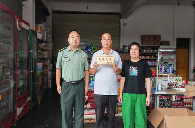 新店坪镇退役军人服务站为新兵家庭悬挂光荣牌