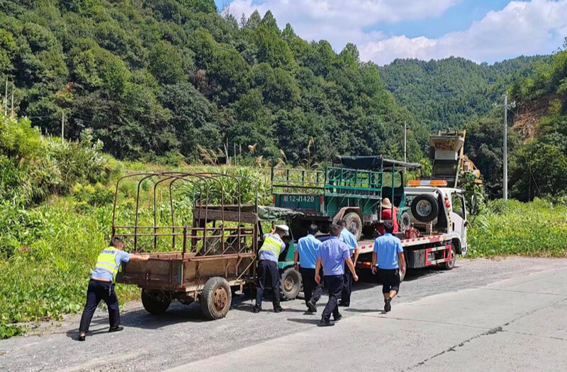 芷江：开展警农联合执法 保障农机生产安全