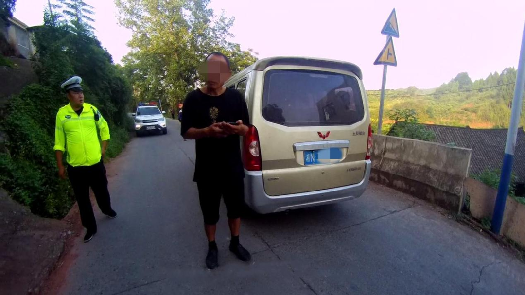 芷江：小面包车“大肚量” 别把安全“挤没了”