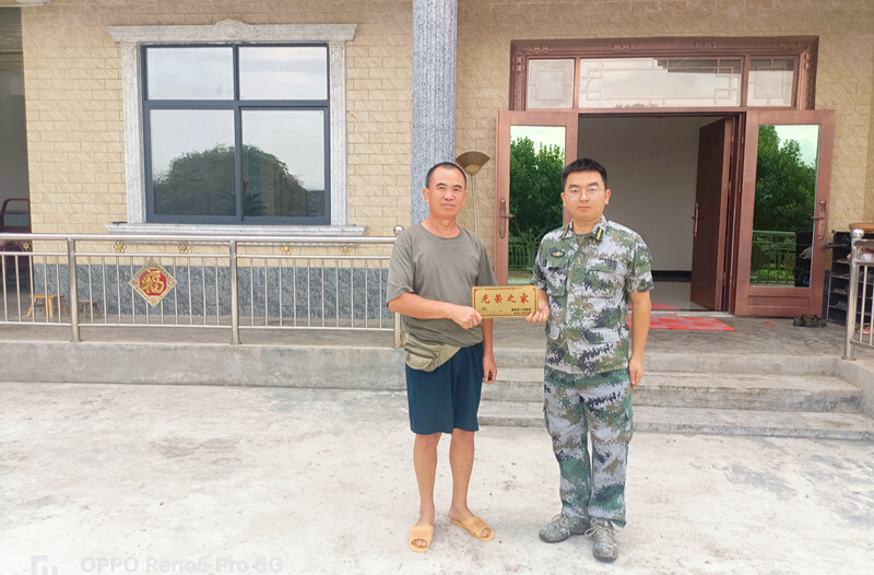 岩桥镇为新入伍家庭悬挂光荣牌