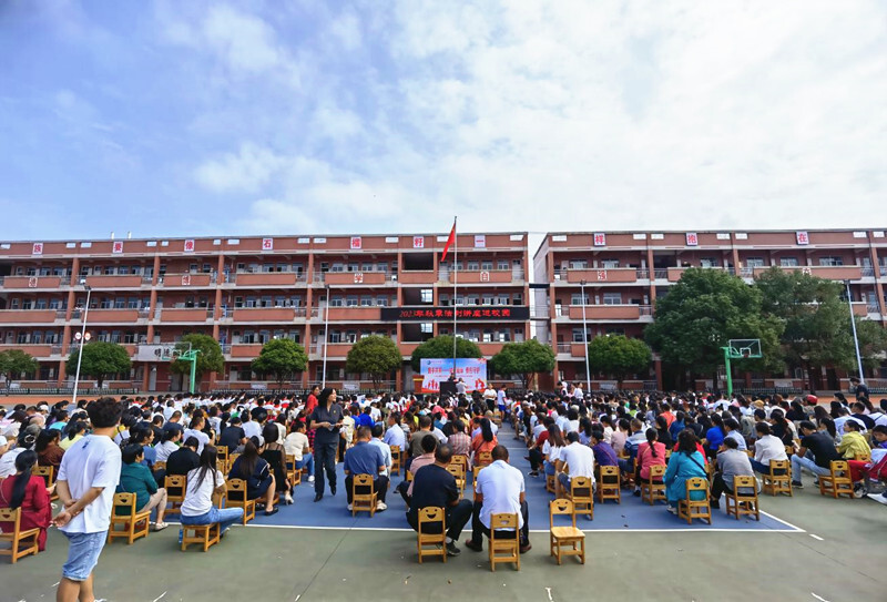 芷江人民法院：家长学生同听课 普法课堂添活力