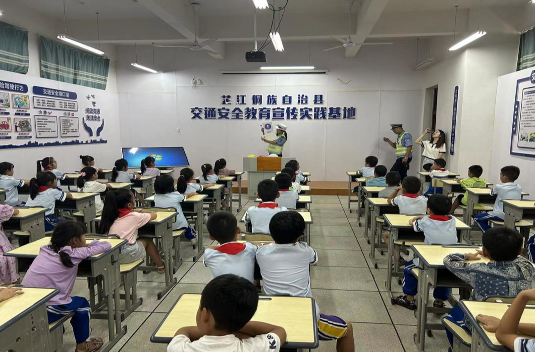 芷江芙蓉学校：参观交通安全基地 提高自我保护能力
