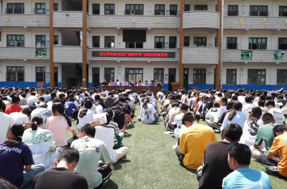 芷江开展铁路（高速）“爱路护路”主题宣传教育活动