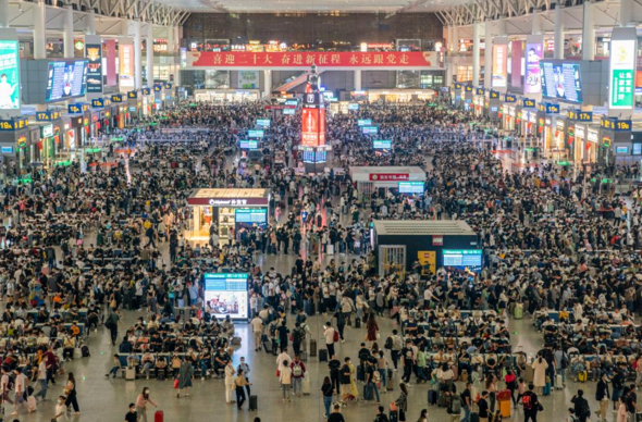 每秒超60万人在刷票 国庆假期铁路日均客流量预计约为春运两倍