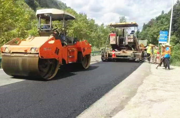 芷江公路建设养护中心：加强秋季公路养护 护航群众安全出行