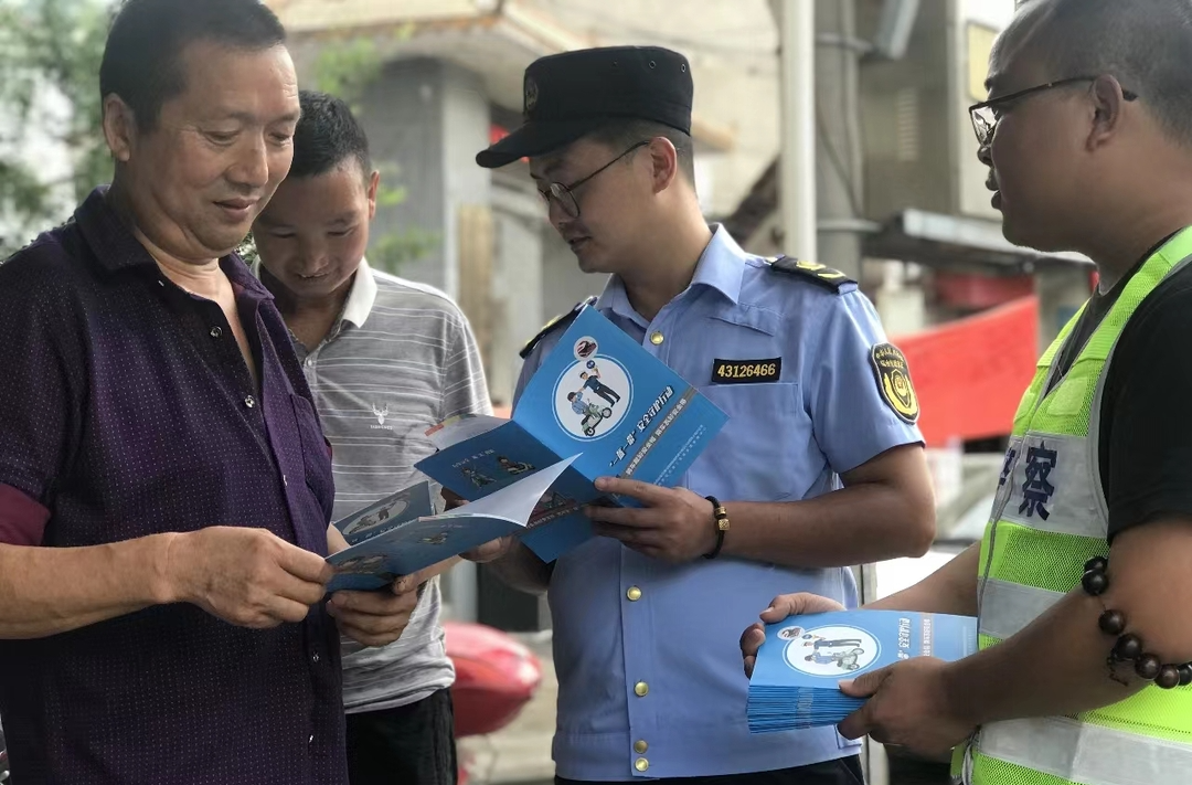 冷水溪乡开展道路安全宣传活动
