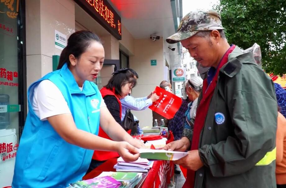 芷江多部门联合开展“全国科普日”集中宣传活动