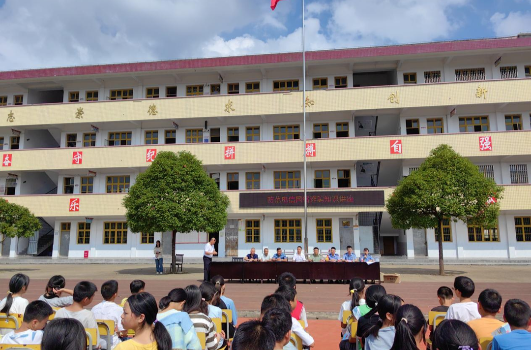 芷江：讲好开学“法治”课  共筑青少年“法治”墙