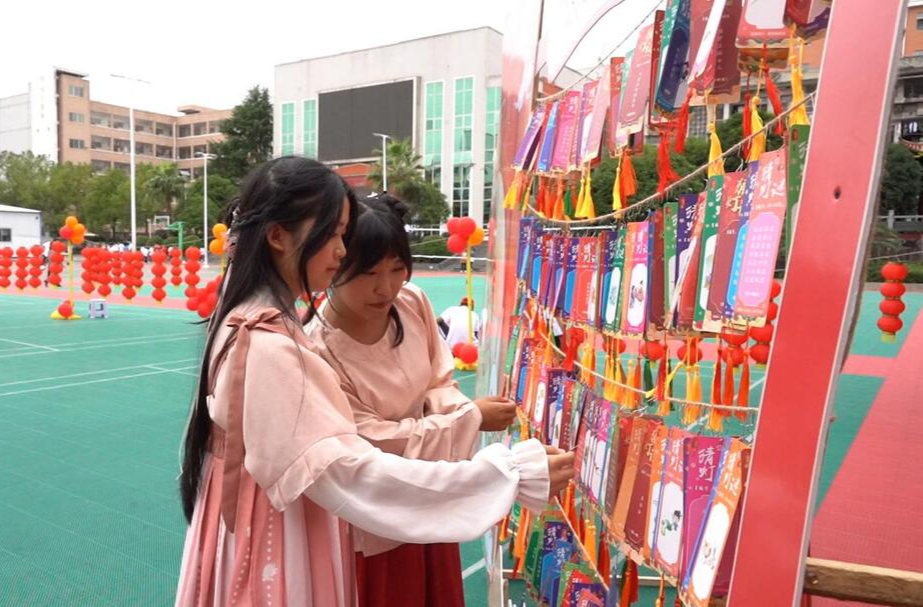 芷江民族职业中专举办“情满月圆·心向祖国”双节文化活动