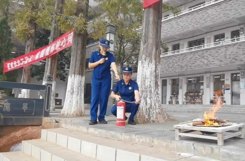 芷江消防救援大队深入辖区荷花池小学开展消防安全演练及宣传