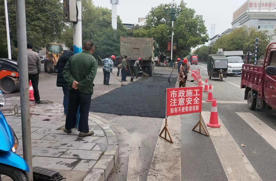 芷江城市管理和综合执法局“精修细护” 做好市政设施管护工作