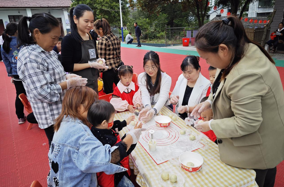 碧涌镇中心幼儿园开展“月满印中秋 童心迎国庆”文明实践活动