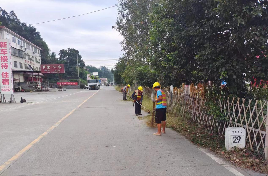 芷江：开展除草工作 确保公路“畅洁美”