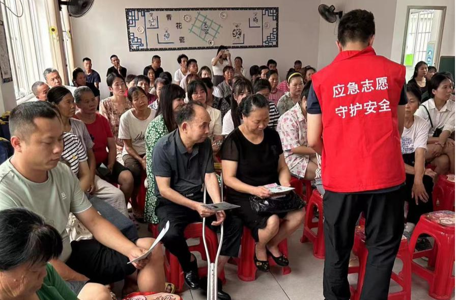 罗旧镇：扎实推进“一盔一带，安全常在”交通安全宣传