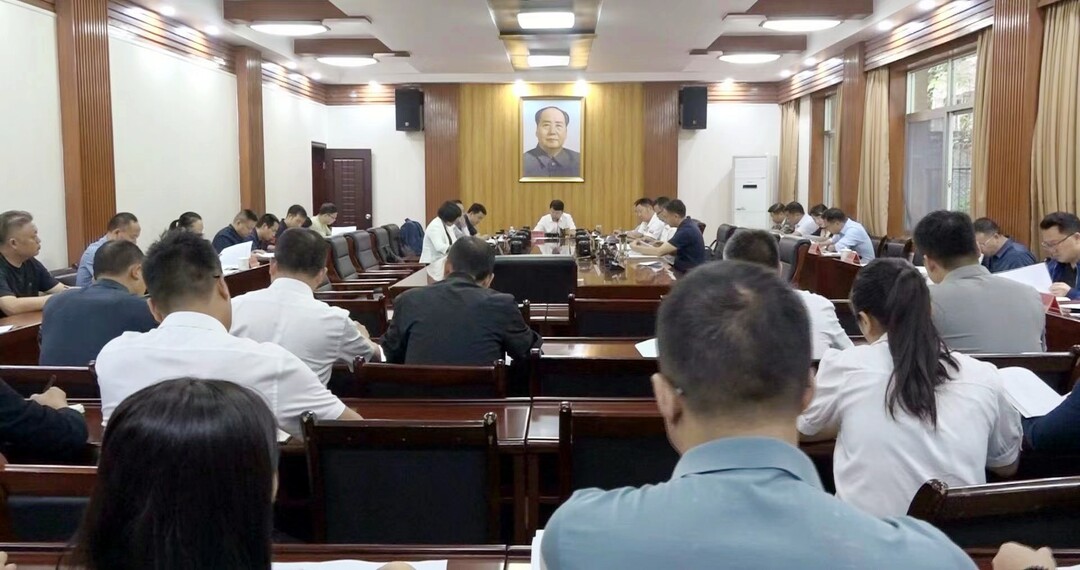 县委常委会召开会议 梁志平主持