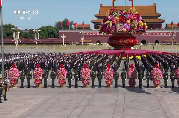 习近平等党和国家领导人向人民英雄敬献花篮
