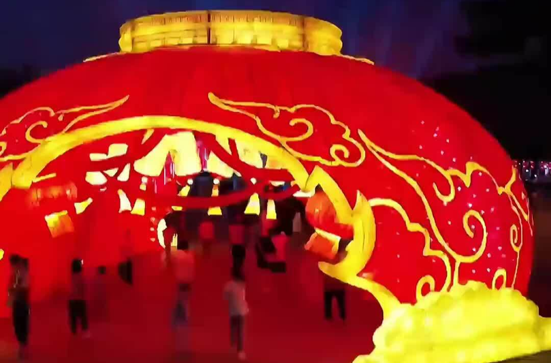 国庆期间，在秦皇岛山海关，数千名市民和游客挥舞国旗放声歌唱《我爱你中国》，表达对祖国母亲的爱！