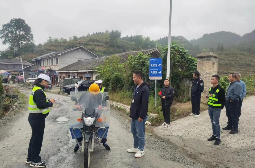 三道坑镇：两节期间不松懈，道路交通安全劝导“不打烊”