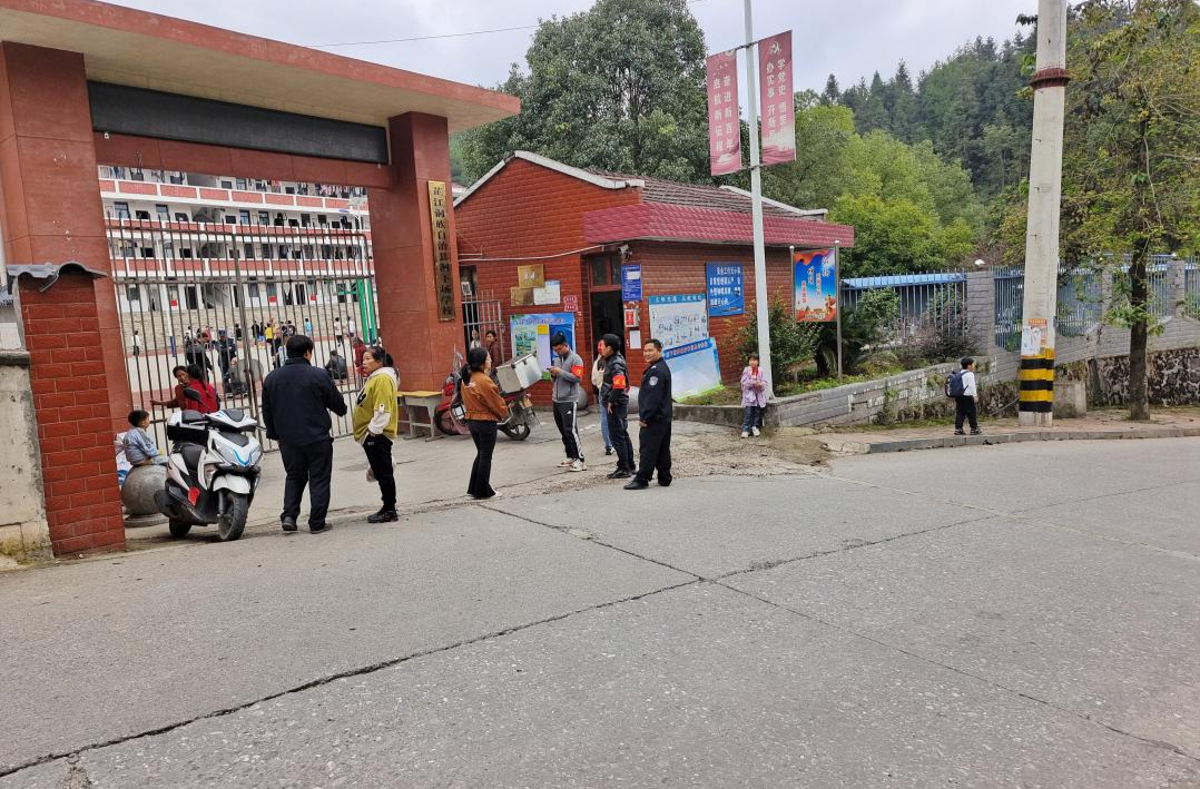 洞下场乡：盯住重点时段 全力护航学生安全
