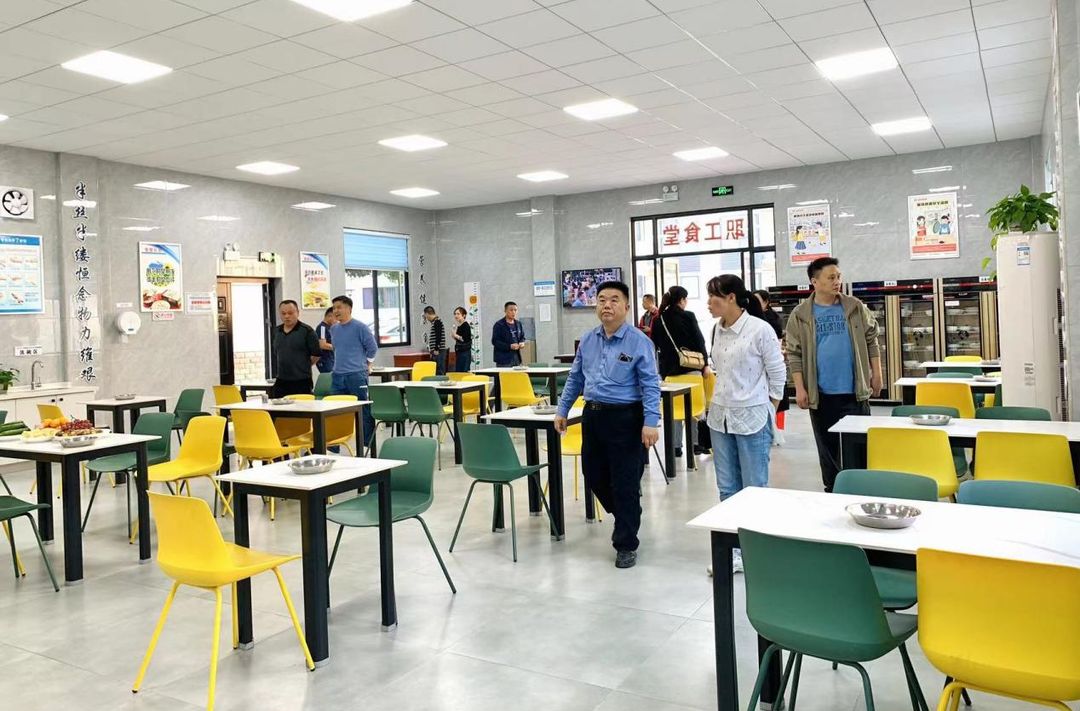 怀化市总工会来芷检查指导“百优食堂”创建工作