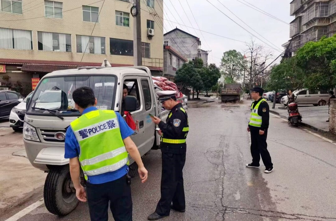 打好安全生产翻身仗丨岩桥镇：重拳出击  严查车辆超员超载违法行为