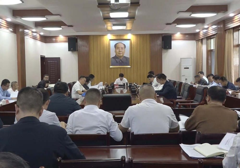 县委常委会召开会议 梁志平主持