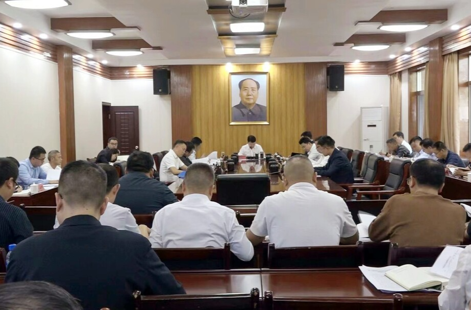 县委常委会召开会议 梁志平主持
